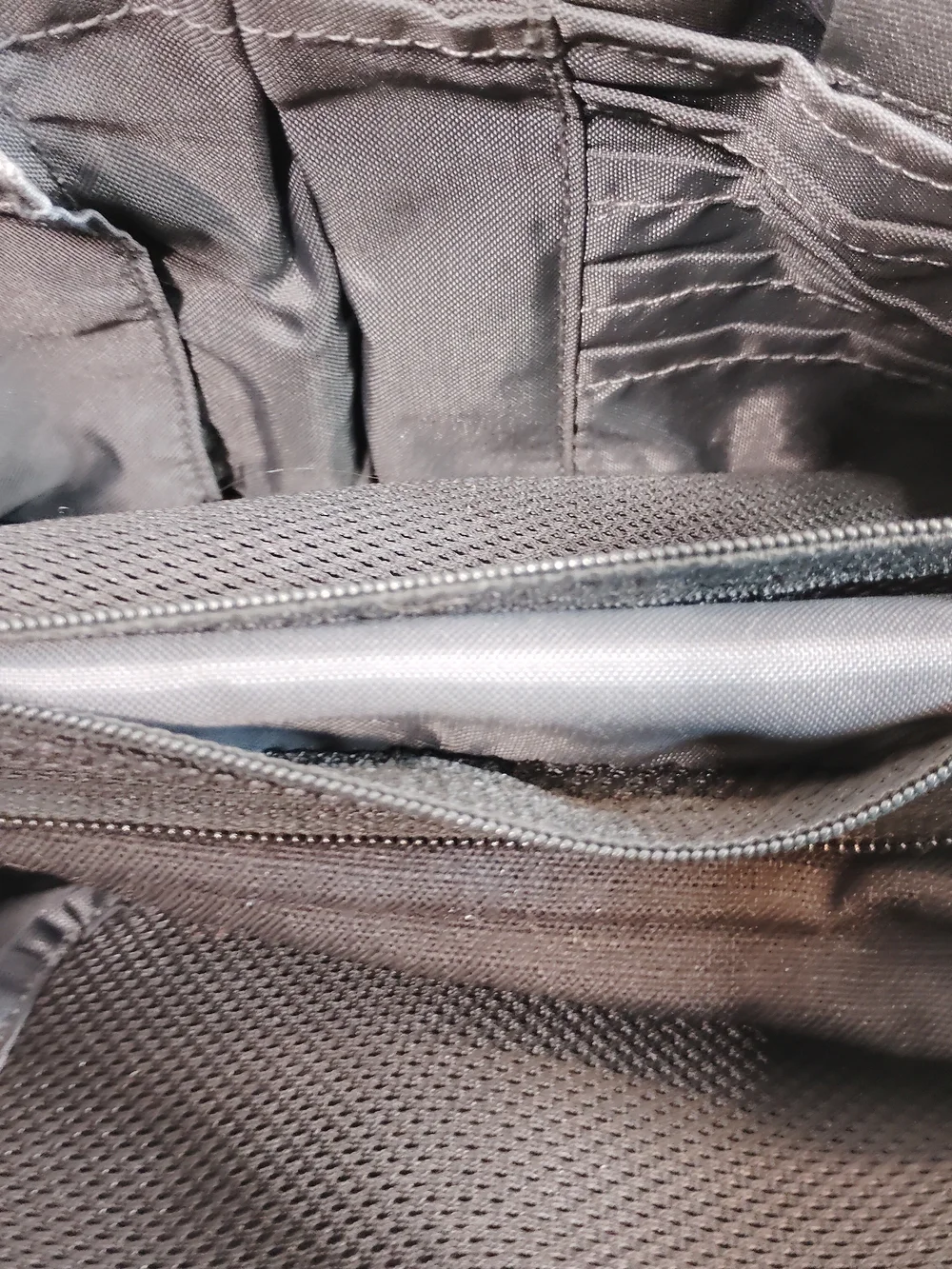 Eagle Creek Black  Compact Messenger/Crossbody Bag